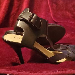 Nicole "Meredith" Heels
